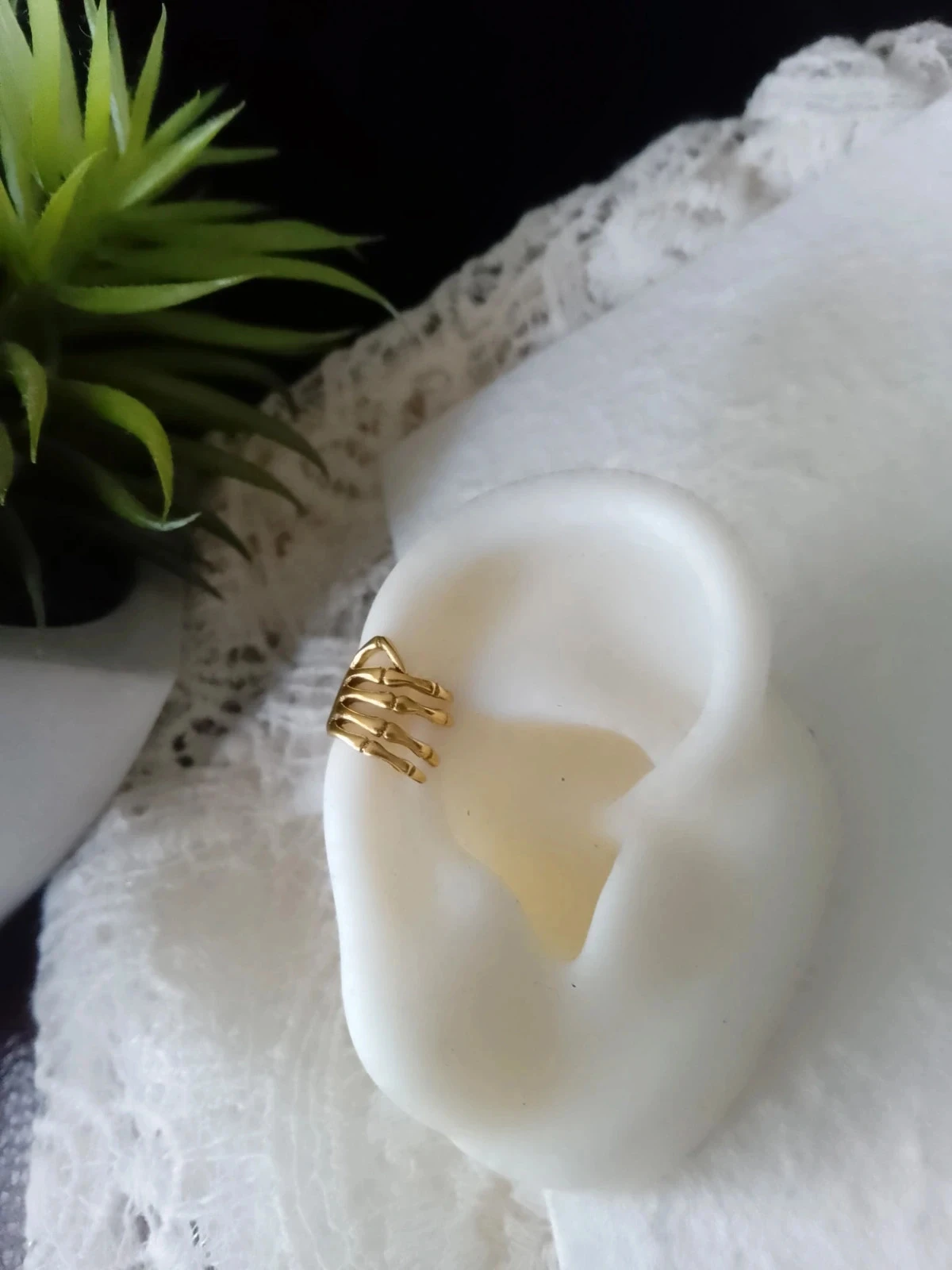Clip oreille main de squelette dorée ear cuff